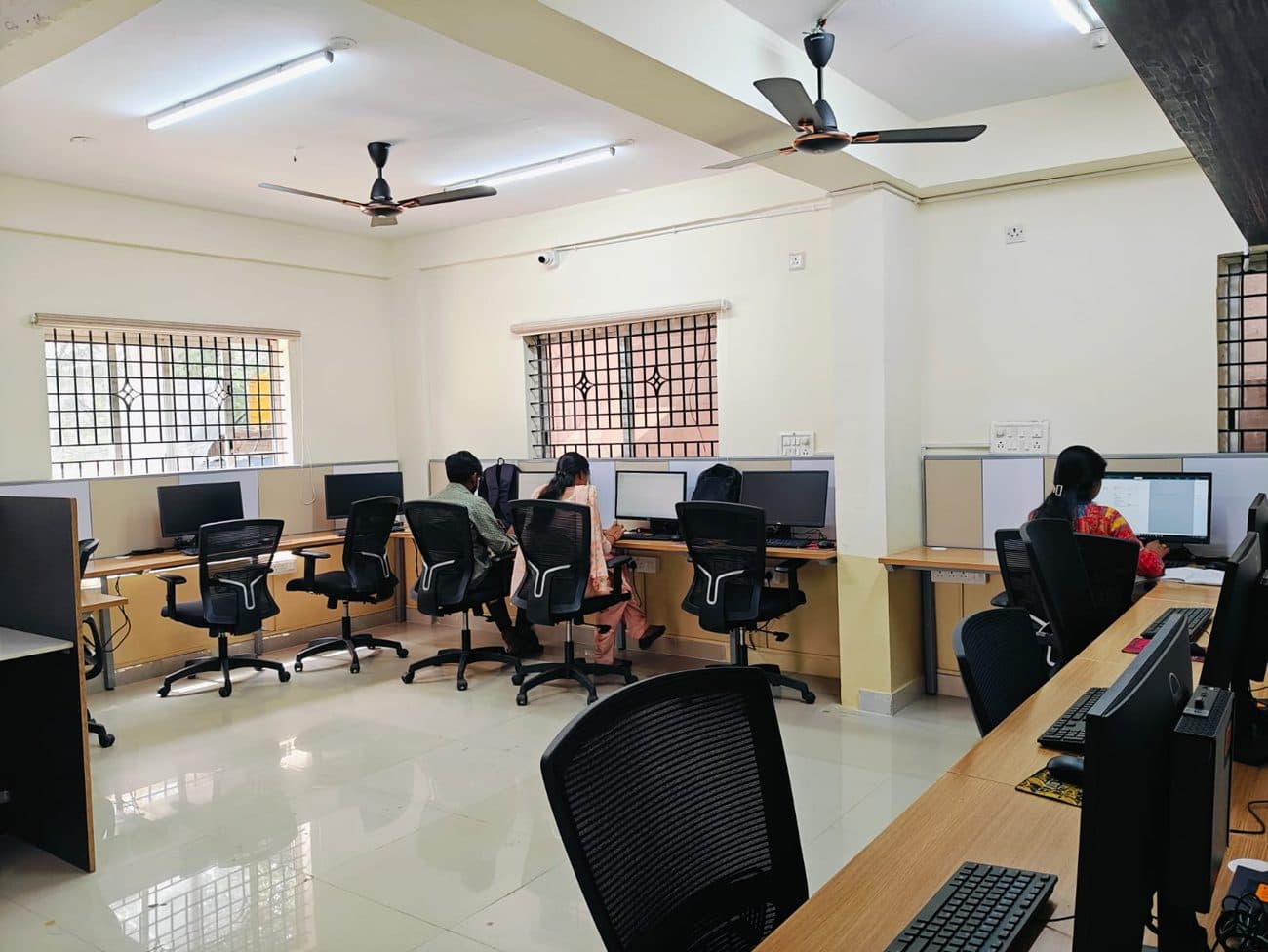 Cadspro computer lab with students at DELL workstations